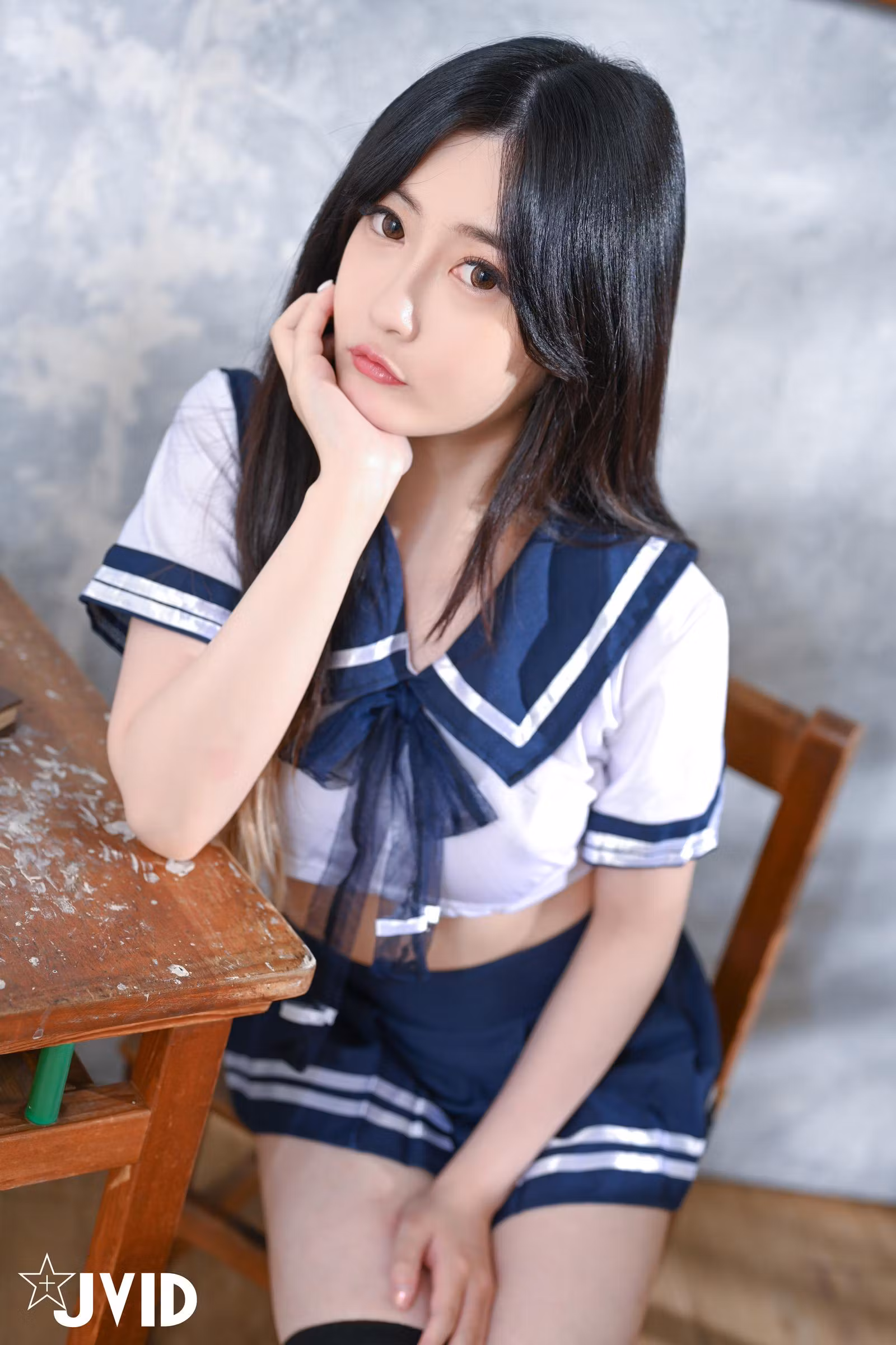 璃奈酱展示修长双腿与甜美微笑的教室特写